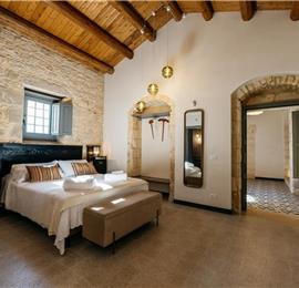  6 bedroom villa with heated pool in Modica, sleeps 18